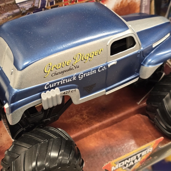 Monster Jam Grave Digger 2024 Series 22 1/24 Scale Currituck Grain - Picture 2 of 4